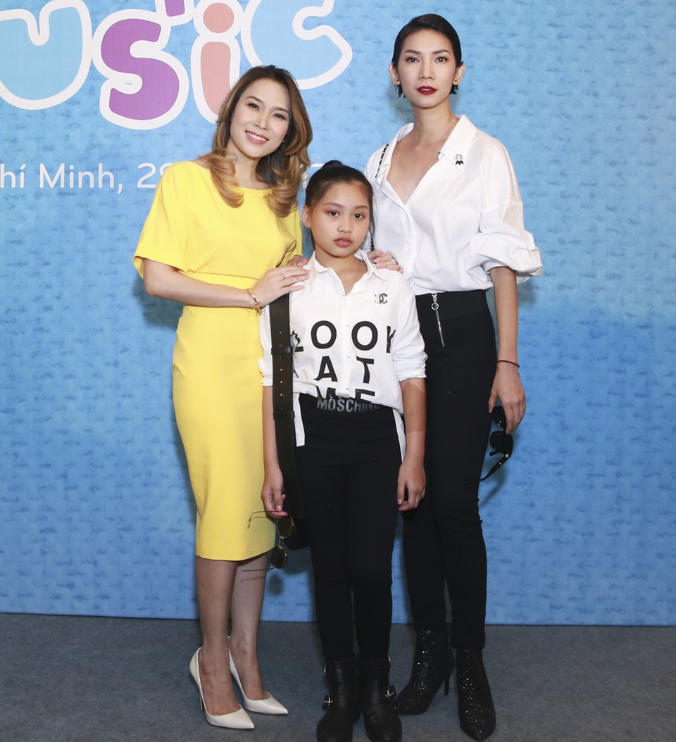 Mỹ Tâm rạng rỡ khi sải bước trên sàn diễn thời trang - 3 Nữ ca sĩ chụp ảnh cùng siêu mẫu Xuân Lan – người đủ sức kéo “hoạ mi tóc nâu” vốn nổi tiếng giản dị “tái xuất” trên sàn diễn thời trang.