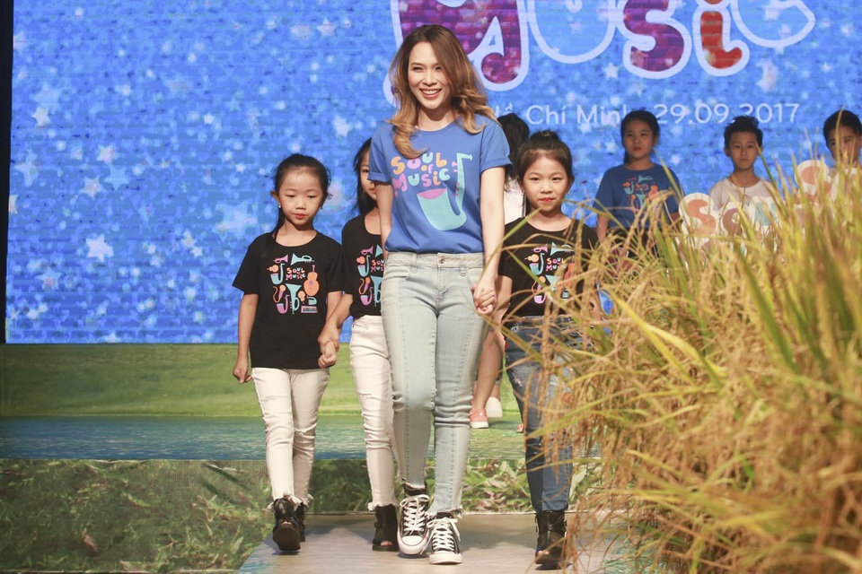 Mỹ Tâm rạng rỡ khi sải bước trên sàn diễn thời trang - 4 “Hoạ mi tóc nâu” diện trang phục khỏe khoắn với áo thun, quần jeans, tự tin sải bước cùng dàn mẫu nhí.