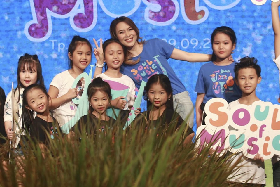 Mỹ Tâm rạng rỡ khi sải bước trên sàn diễn thời trang - 5 Nữ ca sĩ tạo dáng xì-tin bên các em nhỏ. Ngoài hoạt động nghệ thuật, Mỹ Tâm vẫn thường xuyên tham gia các chương trình từ thiện để san sẻ khó khăn với tất cả mọi người.