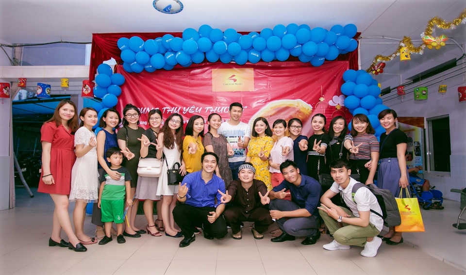 Đại diện công ty Chicilon Media đến thăm và tặng quà cho các bé
