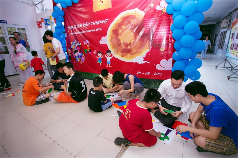 Các anh chị Chicilon Media cùng tham gia trò chơi với các em nhỏ