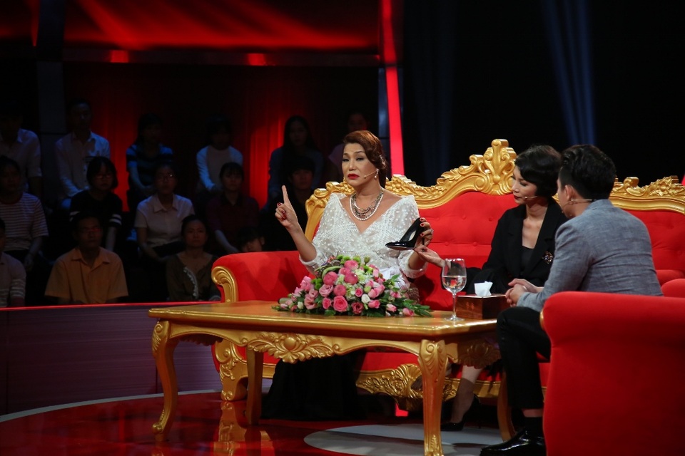 Những ngày tập luyện cùng Cindy là những ngày “khổ luyện” bởi vì để tập catwalk chéo chân, Cindy cấm người mẫu làm rớt đĩa được kẹp giữa 2 đùi để đi đúng chuẩn catwalk chéo chân. Nếu làm vỡ đĩa, cô sẽ phải thụt dầu đến nỗi tụt huyết áp. Chưa dừng lại, đôi chân của cô đã nhiều lần tóe máu vì không chịu được sức ép của giày gót gọn.