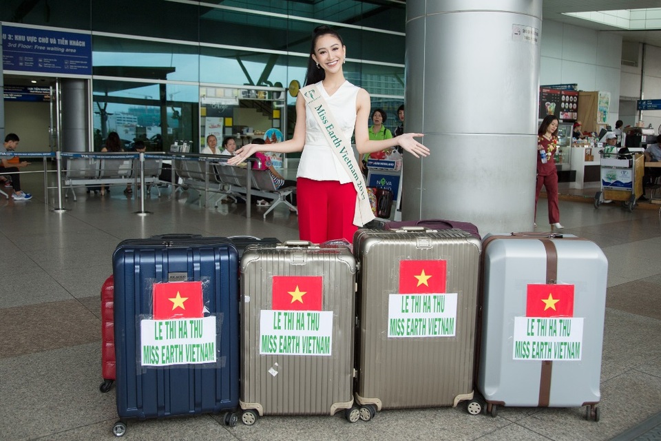 "Choáng" với lượng hành lý "khủng" Hà Thu mang sang Philippines tham gia Miss Earth - 1 Hà Thu cho biết cô đã tỉ mỉ lên danh mục cho từng bộ trang phục sẽ xuất hiện trong các sự kiện của cuộc thi. Người đẹp khẳng định sẽ cố gắng để hình ảnh đại diện Việt Nam luôn chỉnh chu và gây ấn tượng với ban giám khảo cũng như ban tổ chức.