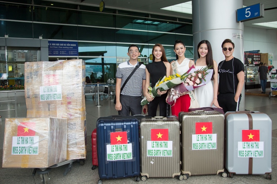 "Choáng" với lượng hành lý "khủng" Hà Thu mang sang Philippines tham gia Miss Earth - 2 Những kiện hành lý “gây chóng mặt” của người đẹp, nhiều người nói đùa rằng cô mang cả Việt Nam sang nước bạn dự thi.