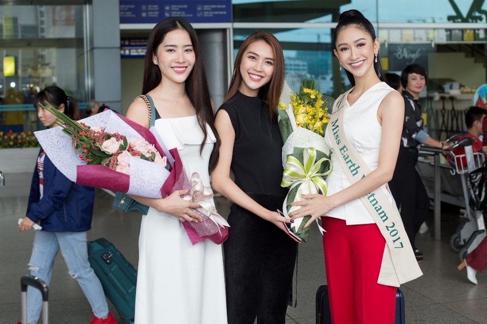 "Choáng" với lượng hành lý "khủng" Hà Thu mang sang Philippines tham gia Miss Earth - 4 Nam Em tự tin cho biết cô tin tưởng Hà Thu cũng sẽ đạt thành tích tốt với những nỗ lực cô đã bỏ ra cho đấu trường nhan sắc này.