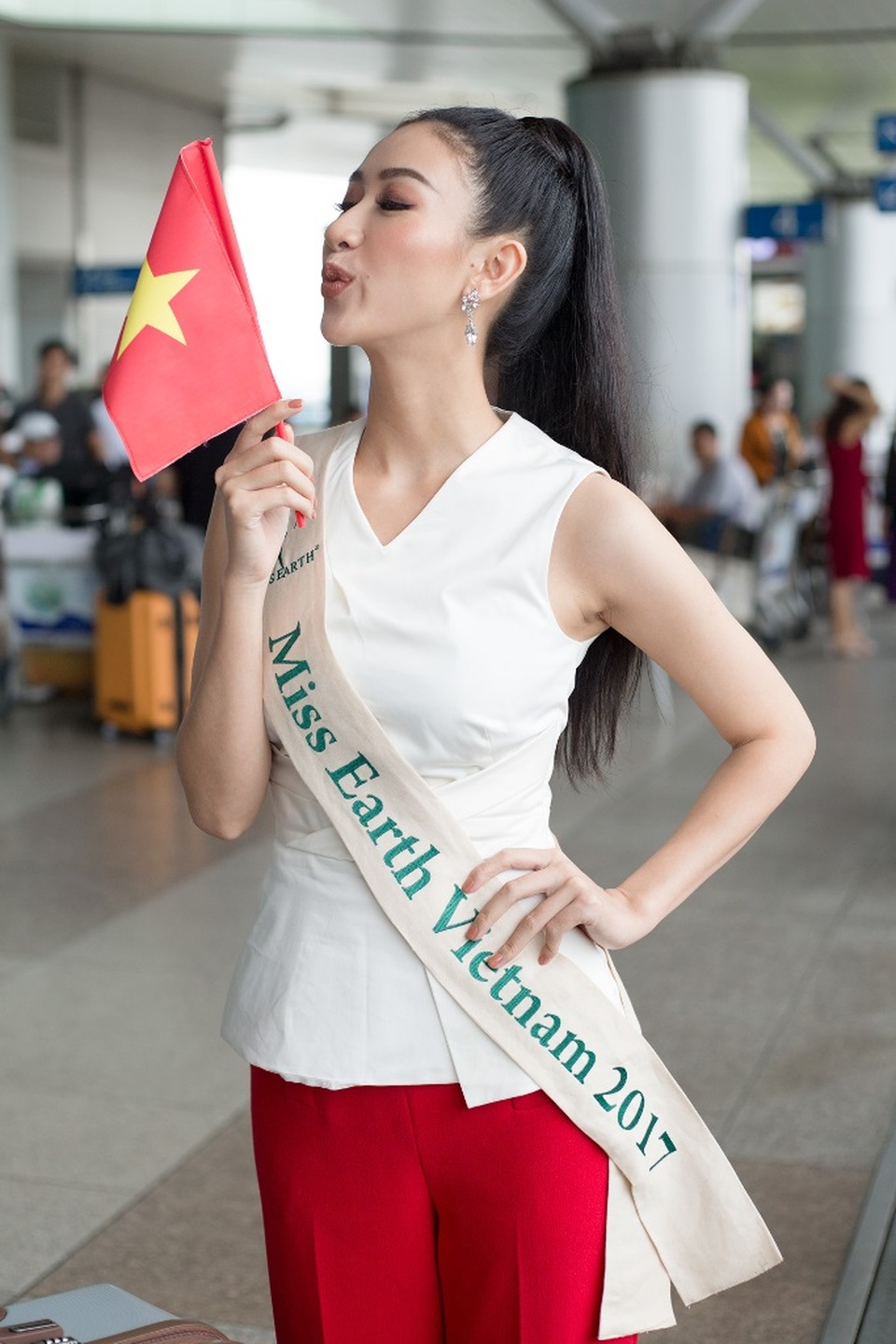 "Choáng" với lượng hành lý "khủng" Hà Thu mang sang Philippines tham gia Miss Earth - 6 Người đẹp cũng sẽ tuần tự bước vào các phần thi nằm trong khuôn khổ chương trình, bao gồm phần thi tài năng vào ngày 13/10, phần thi trang phục áo tắm vào ngày 14/10, phần thi trang phục dạ hội vào ngày 28/10, phần thi vấn đáp với BGK vào ngày 25/10 và 29/10. Đêm chung kết sẽ diễn ra vào ngày 04/11/2017 tại thủ đô Manila (Philippines) và được truyền hình trực tiếp đến khán giả khắp thế giới.