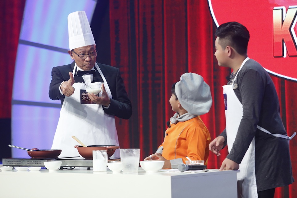 MC Lại Văn Sâm hài hước thú nhận: “Chưa bao giờ bác ăn ngấu nghiến một bát chè trước bàn dân thiên hạ, bác là người giữ sĩ diện, nhưng mà nó ngon quá không thể kiềm được”.