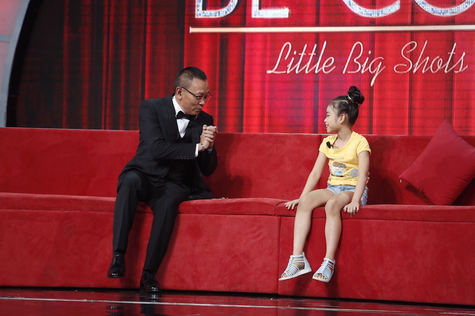 MC Lại Văn Sâm phải gọi cô bé 9 tuổi là cô giáo và nể phục khả năng yoga của bé Ánh Ngọc