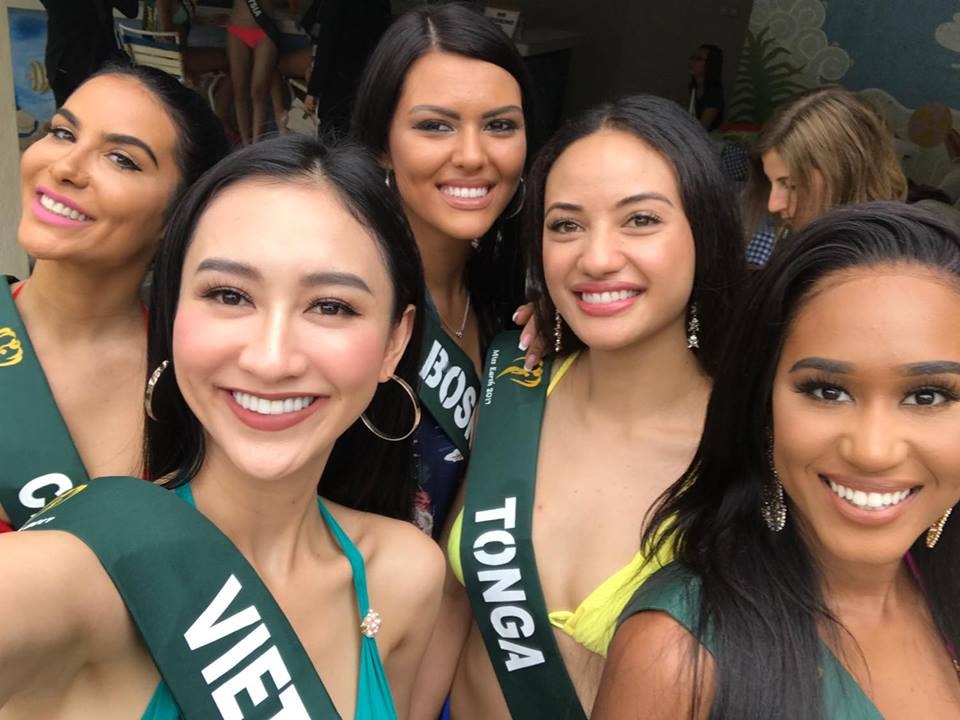 Hà Thu gợi cảm cùng thí sinh các nước trong trang phục bikini - 3 Đại diện Việt Nam vui vẻ và hòa đồng cùng các thí sinh các nước, người đẹp tỏ ra hết sức tự tin và thoải mái.