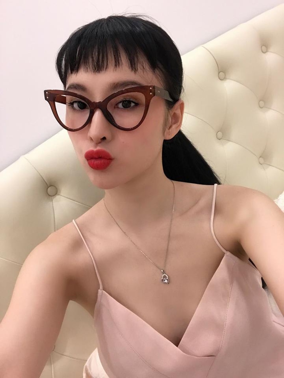 Nhìn lại "hành trình nhan sắc" ngày càng khác lạ của Angela Phương Trinh - 8 Phương Trinh luôn khẳng định rằng để có chiếc môi “tều” này là do trang điểm mà ra còn chiếc mũi của cô đã được “hồi phục” sau chuyến đi Hàn Quốc.