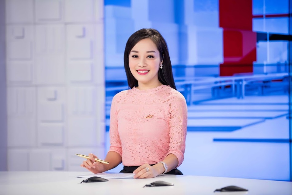 Dàn diễn viên “Nhật kí Vàng Anh” và những "ngã rẽ" sau 10 năm - 5 Ngoài ra Minh Hương còn đảm nhận vai trò người dẫn chương trình của bản tin An ninh toàn cảnh phát sóng buổi trưa hàng ngày trên ANTV.