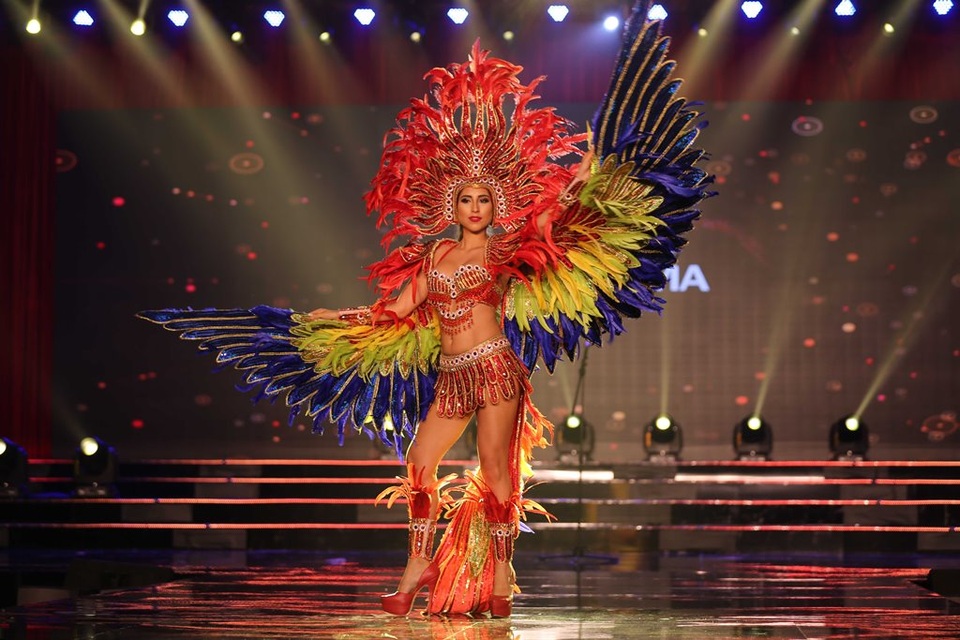 Mãn nhãn với trang phục dân tộc của thí sinh Miss Grand International 2017 - 4 Những bộ trang phục dân tộc do các thí sinh trình diễn được thiết kế vô cùng tinh xảo và kĩ lưỡng mang từng nét riêng của mỗi quốc gia, lãnh thổ.