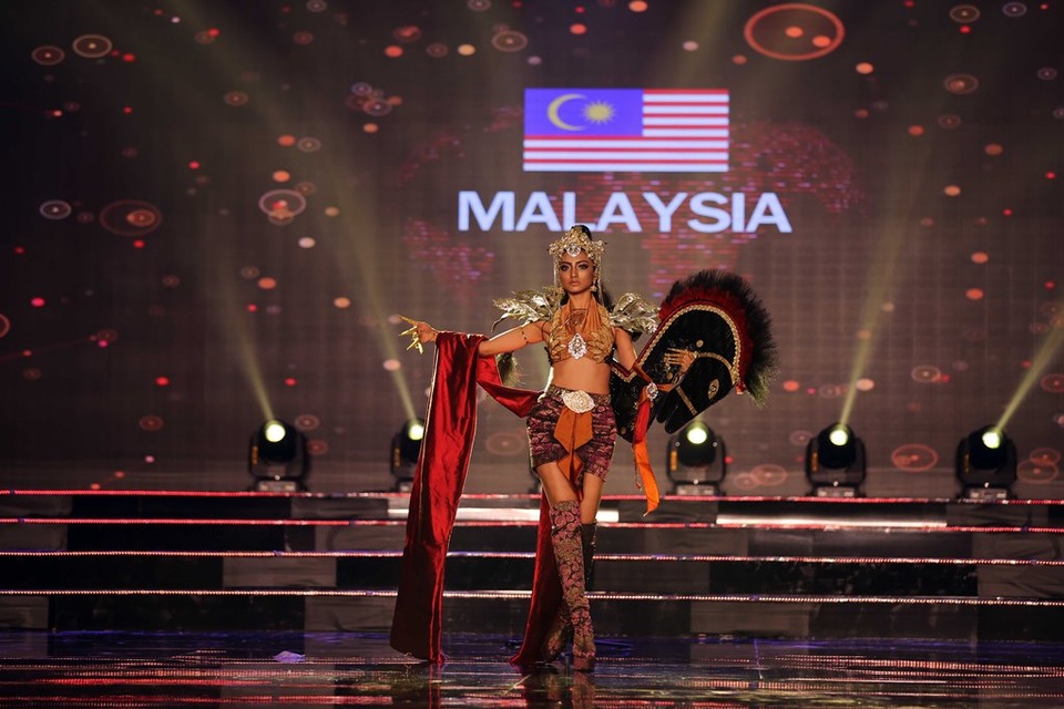 Mãn nhãn với trang phục dân tộc của thí sinh Miss Grand International 2017 - 7 Người đẹp đến từ Malaysia gây ấn tượng cho khán giả bởi thần thái mạnh mẽ