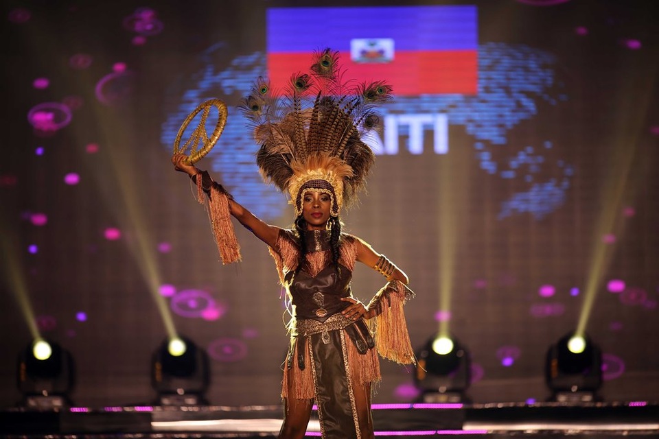 Mãn nhãn với trang phục dân tộc của thí sinh Miss Grand International 2017 - 9 Thí sinh đại diện quốc gia Haiti xuất hiện với bộ trang phục thổ dân thu hút