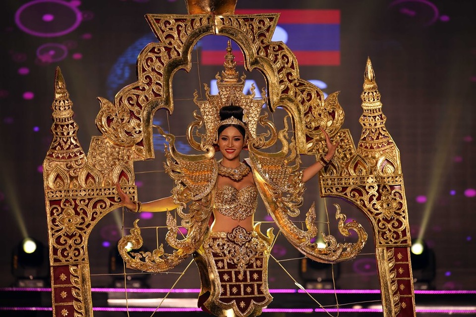 Mãn nhãn với trang phục dân tộc của thí sinh Miss Grand International 2017 - 10 Người đẹp đến từ Lào xuất hiện với bộ trang phục đồ sộ, mô phỏng những hoa văn đền chùa nổi tiếng tại xứ sở này.