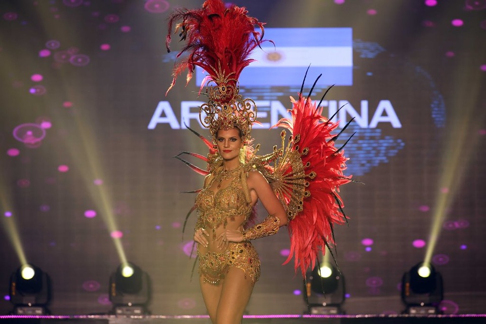 Mãn nhãn với trang phục dân tộc của thí sinh Miss Grand International 2017 - 11 Người đẹp đến từ Argentina lôi cuốn, quyến rũ với bộn trang phục dân tộc khá gợi cảm