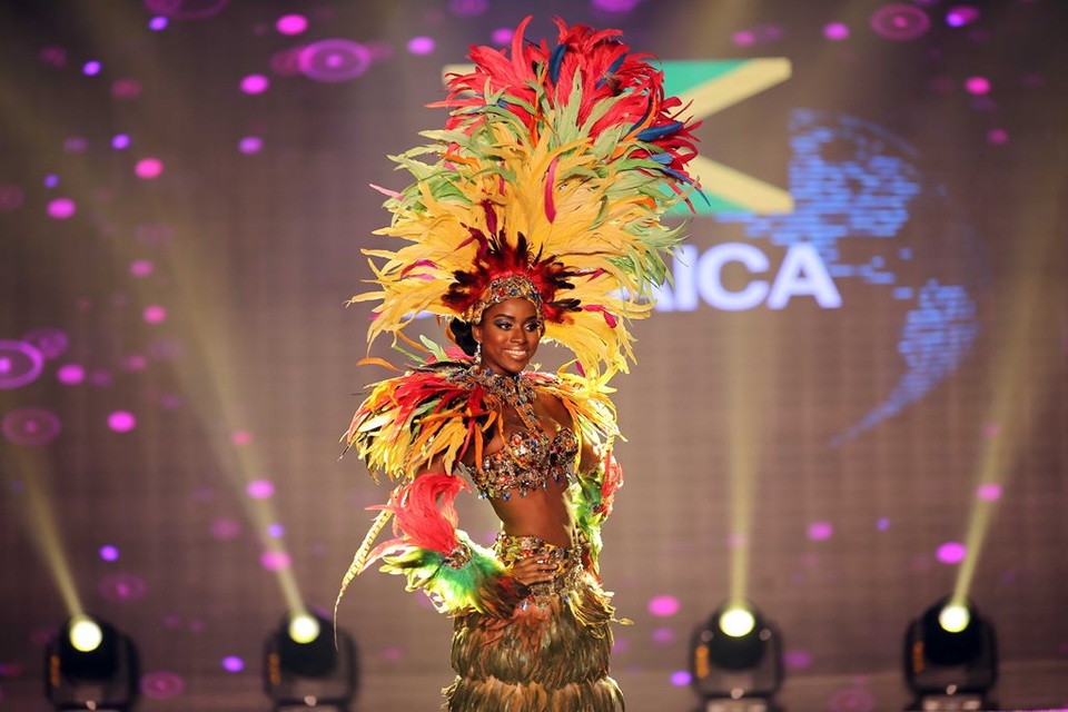 Mãn nhãn với trang phục dân tộc của thí sinh Miss Grand International 2017 - 12
Thí sinh đến từ Jamaica thu hút được nhiều sự chú ý của khán giả với bộ trang phục rực rỡ.