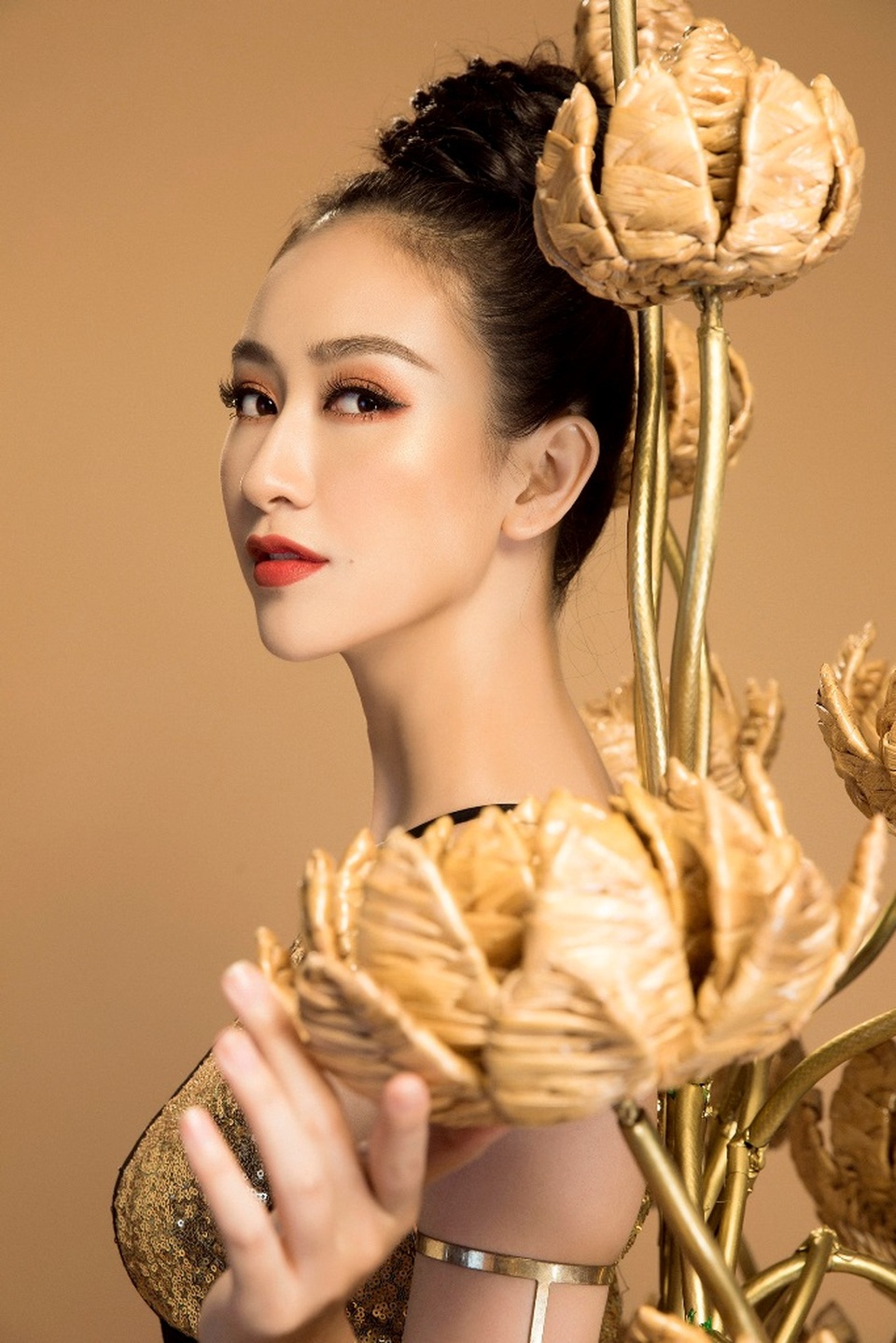 Hà Thu bất ngờ không chọn áo dài ở phần thi trang phục truyền thống - 4 Chia sẻ khi thử bộ trang phục này trước ngày lên đường, Hà Thu tỏ ra vô cùng hào hứng. Người đẹp cho biết bộ trang phục chắc chắn sẽ tạo một hình ảnh hoàn toàn mới với bạn bè quốc tế vốn dĩ đã quen với trang phục áo dài truyền thống được sử dụng thường xuyên.