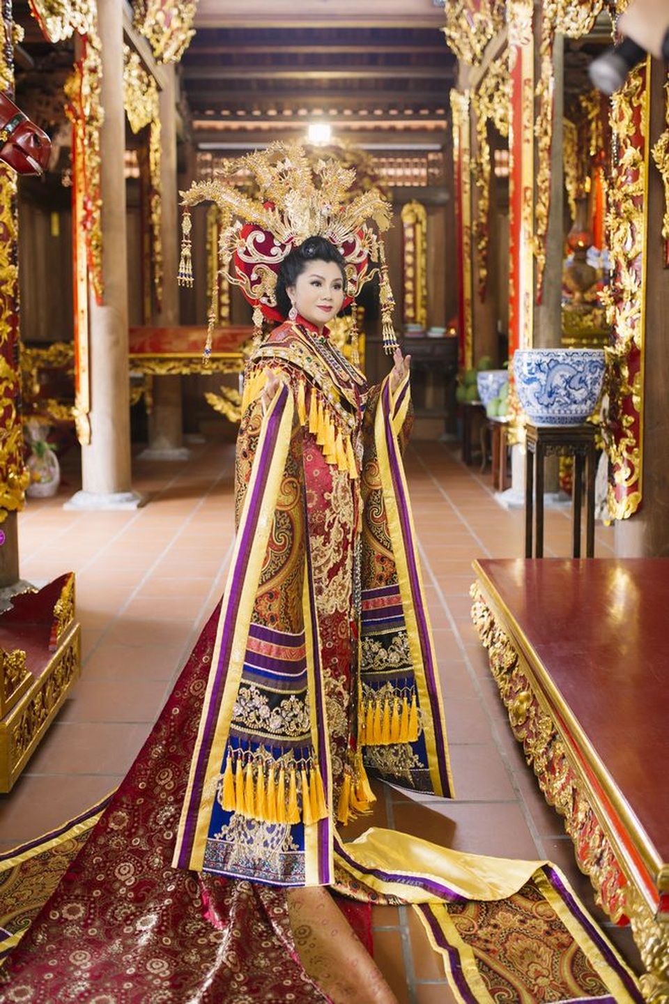 NSƯT Tú Sương mặc quốc phục trình diễn tại Fashionology Festival 2017 - 4 NSƯT Tú Sương hết sức tự tin với lần trình diễn này của mình, tuy rằng hồi hộp hơn khi cầm mic để hát nhưng nữ ca sĩ cho biết cô rất vui vì được giao một vị trí quan trọng trong show diễn đêm nay.