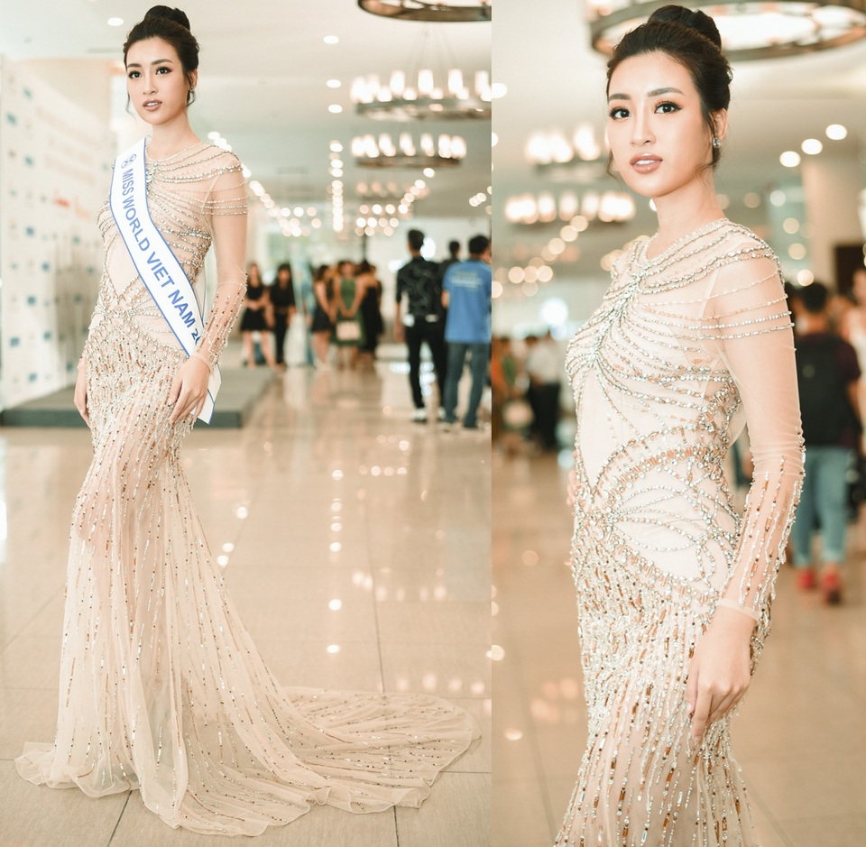 Hoàng Thùy ấn tượng với màn phối đồ 15 phút, Hà Hồ, Lệ Quyên cùng lọt top sao mặc xấu - 11 Đỗ Mỹ Linh xuất hiện tại họp báo Hoa hậu Thế giới 2017 với bộ cánh đơn giản, chừng mực. Tuy nhiên, chính cách trang điểm môi tều bóng nhẩy đã làm người đẹp mất điểm nặng nề. Trông gương mặt cô tối sầm lại, nhợt nhạt thiếu sức sống.