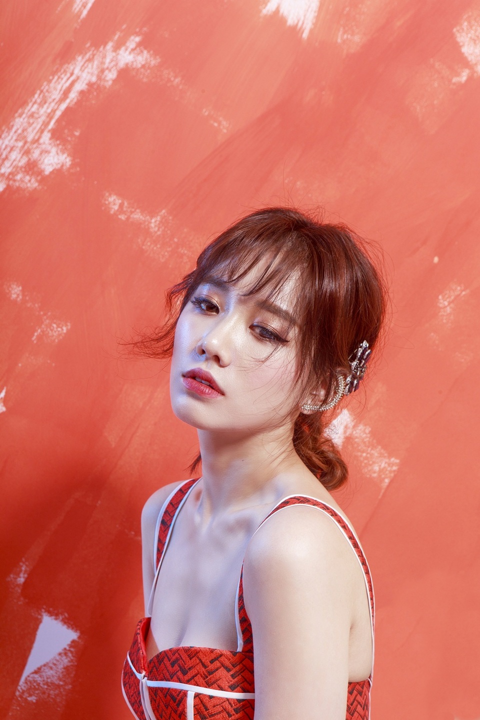 “Sống mà để người khác thấy mình cười, đơn giản hơn nhiều việc để người ta thấy mình khóc” – Hari Won.