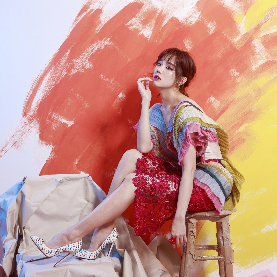 “Dành cho một cuộc đời quá nhiều giông bão nhưng cũng không kém lung linh sắc màu” – Hari.