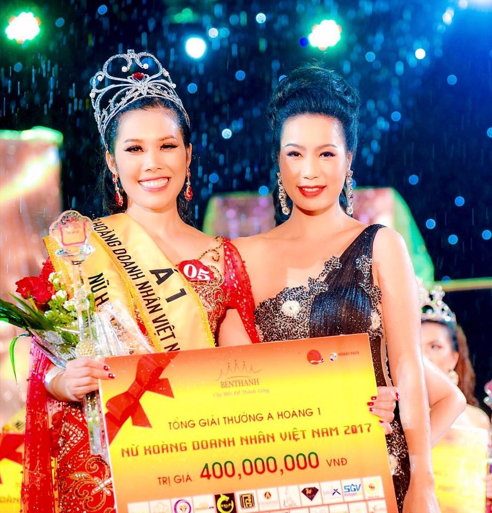 “Người đẹp Vĩnh Phúc” Nguyễn Thụy Oanh xuất sắc đăng quang Á Hoàng Doanh Nhân Việt Nam 2017 - 3 Chia sẻ về cảm xúc khi được xướng tên với danh hiệu cao quý, Nguyễn Thụy Oanh cho biết: “Tôi rất bất ngờ khi được xướng tên vì ở vị trí Á hoàng 1 và càng vui khi được thêm 2 giải phụ: Nữ hoàng vì cộng đồng và Nữ hoàng áo dài vì rất nhiều thí sinh đẹp và trẻ tuổi hơn mình. Trong quá trình thi tôi chỉ biết cố gắng và học hỏi từng giây phút. Khi xem lại tôi thấy mình xứng đáng vì thần thái trình diễn và bước đi vô cùng tự tin của mình. Do ban giám khảo có 4 tiêu chí Tâm - Tầm - Tài - Sắc tôi thấy mình hội tủ đủ những tiêu chí này. Hiện tại tôi đang rất vui vì được BGK đánh giá đúng năng lực và khả năng của mình’’.