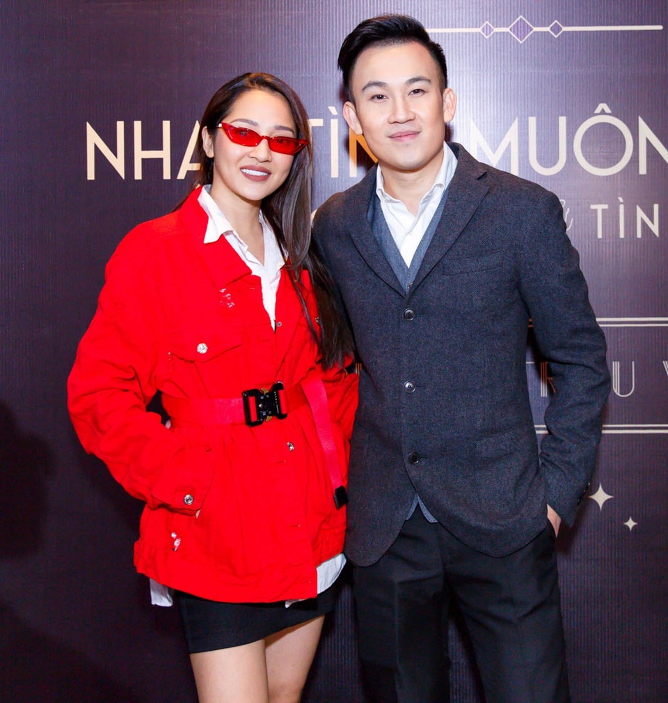 Trong showbiz mọi người đều biết giữa Bảo Anh và Dương Triệu Vũ có một mối quan hệ thân thiết vì thường xuyên đi lưu diễn cùng nhau. Bảo Anh tươi cười, vui vẻ bên nam ca sĩ.