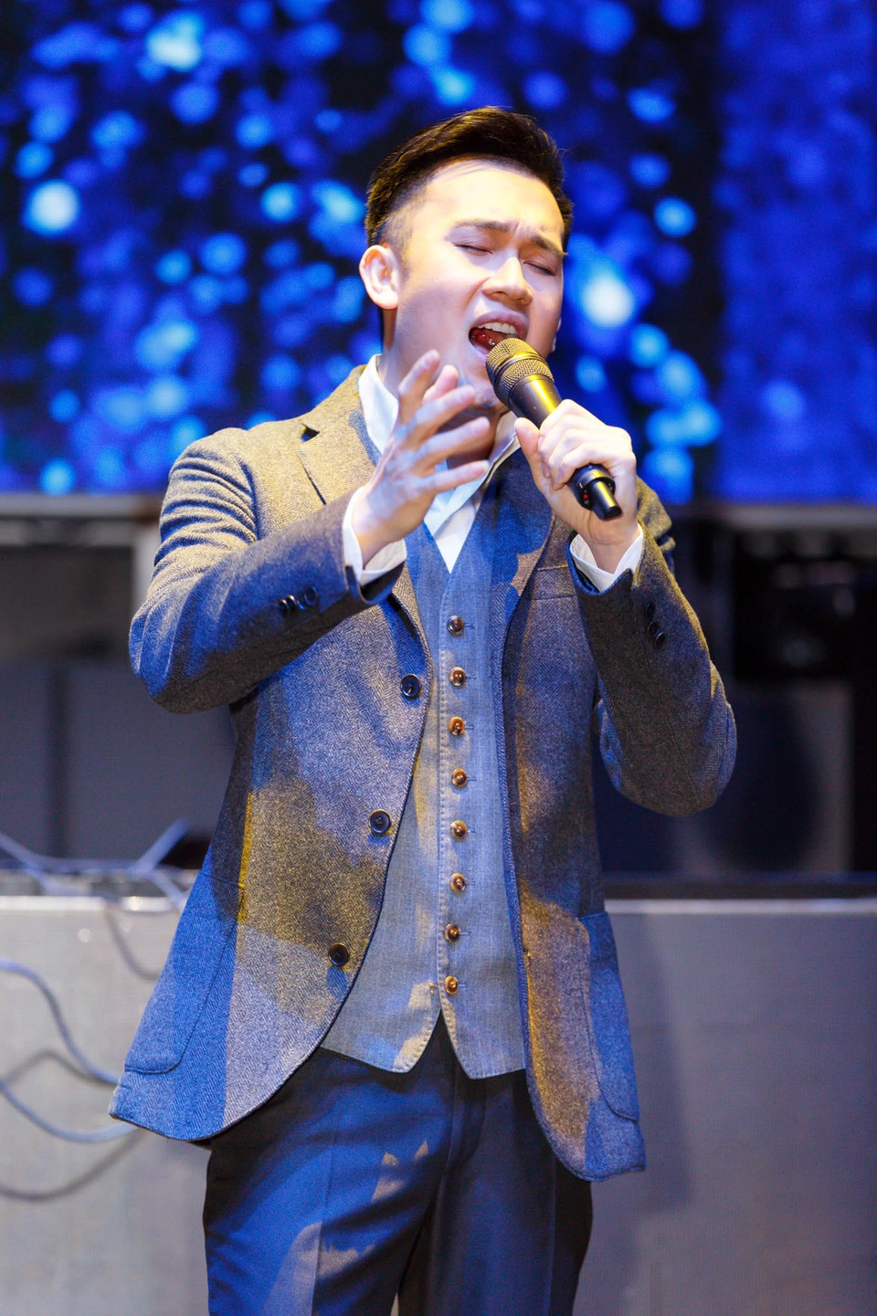 Dương Triệu Vũ diện vest lịch lãm, đắm chìm trong dòng nhạc bolero được phối theo phong cách Jazz.