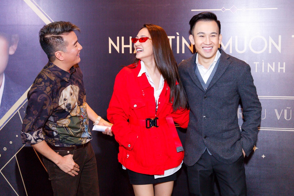 Đàm Vĩnh Hưng – Bảo Anh – Dương Triệu Vũ là bộ ba thân thiết, cả ba thường có những chuyến lưu diễn cùng với nhau.