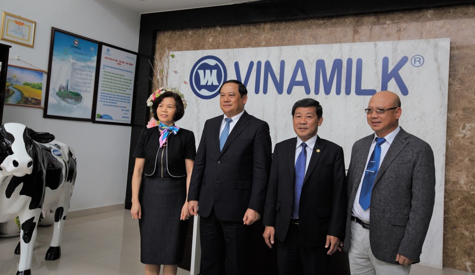 Phó thủ tướng Lào thăm và làm việc với Vinamilk - 1 Phó Thủ tướng nước Cộng hòa Dân chủ Nhân dân Lào Sonexay Siphandone, lãnh đạo tỉnh Bình Dương và lãnh đạo Vinamilk chụp hình lưu niệm tại Nhà máy Sữa Việt Nam.