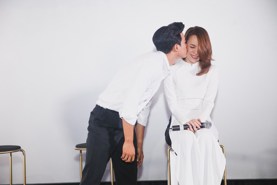Mỹ Tâm thẹn thùng khi Mai Tài Phến hôn - 6 Mỹ Tâm thẹn thùng khi Mai Tài Phến hôn - 6