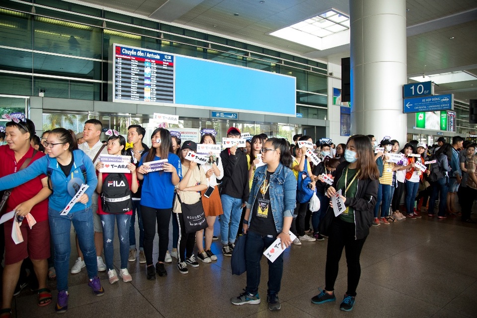 Fan Việt “quá khích” khiến sân bay “hỗn loạn” khi T-ara xuất hiện - 1 Fan Việt “quá khích” khiến sân bay “hỗn loạn” khi T-ara xuất hiện - 1