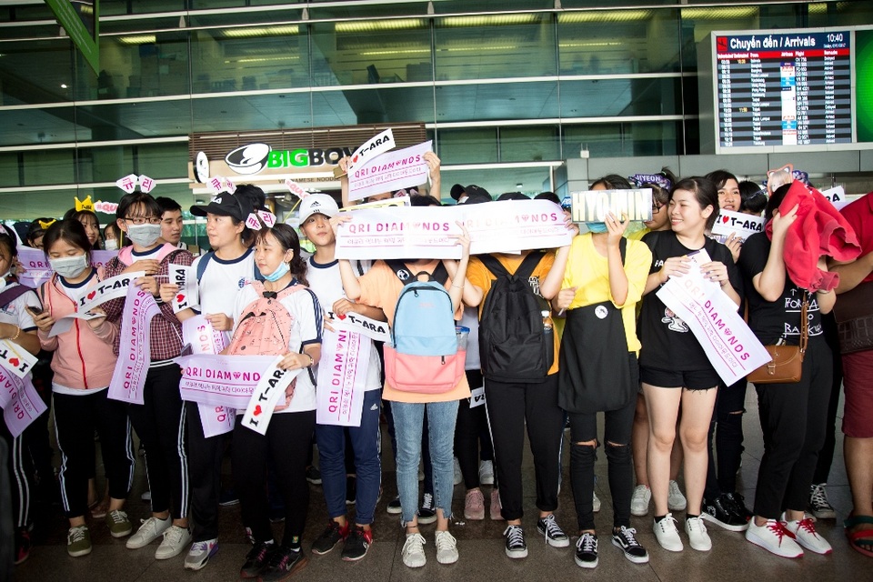 Fan Việt “quá khích” khiến sân bay “hỗn loạn” khi T-ara xuất hiện - 2 Fan Việt “quá khích” khiến sân bay “hỗn loạn” khi T-ara xuất hiện - 2