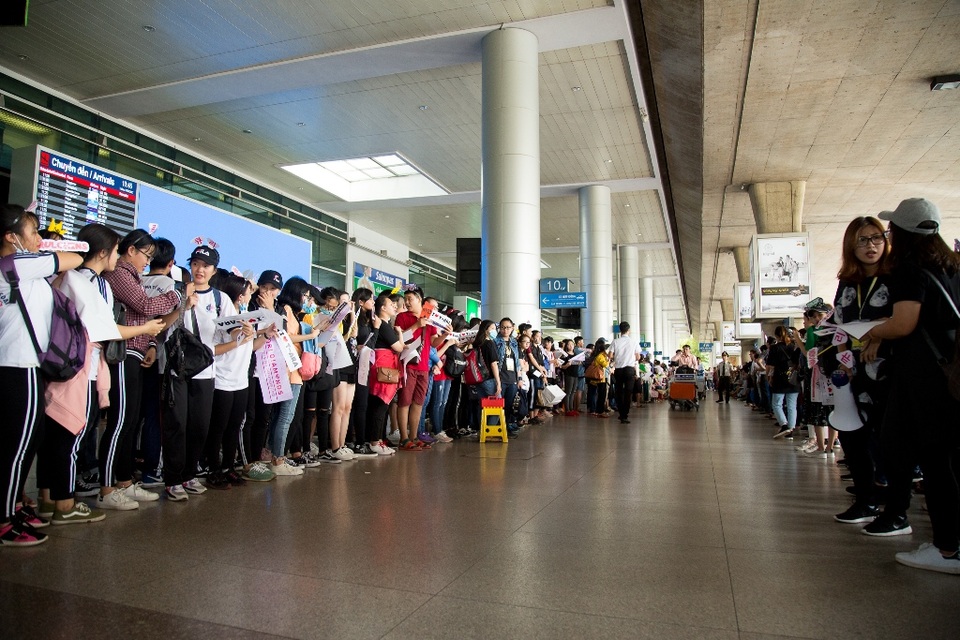 Fan Việt “quá khích” khiến sân bay “hỗn loạn” khi T-ara xuất hiện - 4 Hàng trăm người hâm mộ đã đến sân bay chờ thần tượng từ khá sớm, họ đã tới trước giờ hạ cánh 5 tiếng.