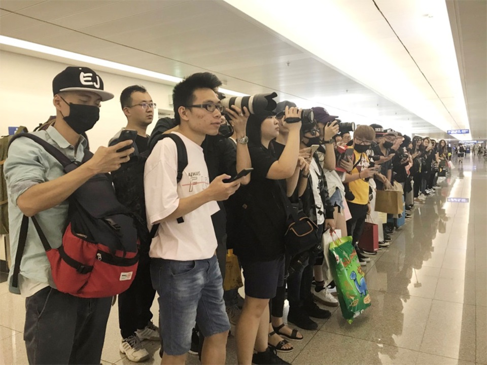 Fan Việt “quá khích” khiến sân bay “hỗn loạn” khi T-ara xuất hiện - 5 Thậm chí còn có cả fan hâm mộ quốc tế, họ đáp các chuyến bay từ các quốc gia khác và chờ nhóm xuất hiện ngay bên trong sân bay.