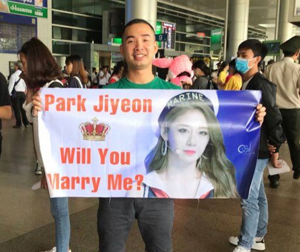 Fan Việt “quá khích” khiến sân bay “hỗn loạn” khi T-ara xuất hiện - 6 Thậm chí, một số fan nam còn chuẩn bị cả băng rôn cầu hôn thành viên T-ara ngay tại sân bay với lời nhắn: “Park Ji Yeon, will you marry me?” (Park Ji Yeon, em sẽ lấy anh chứ?).