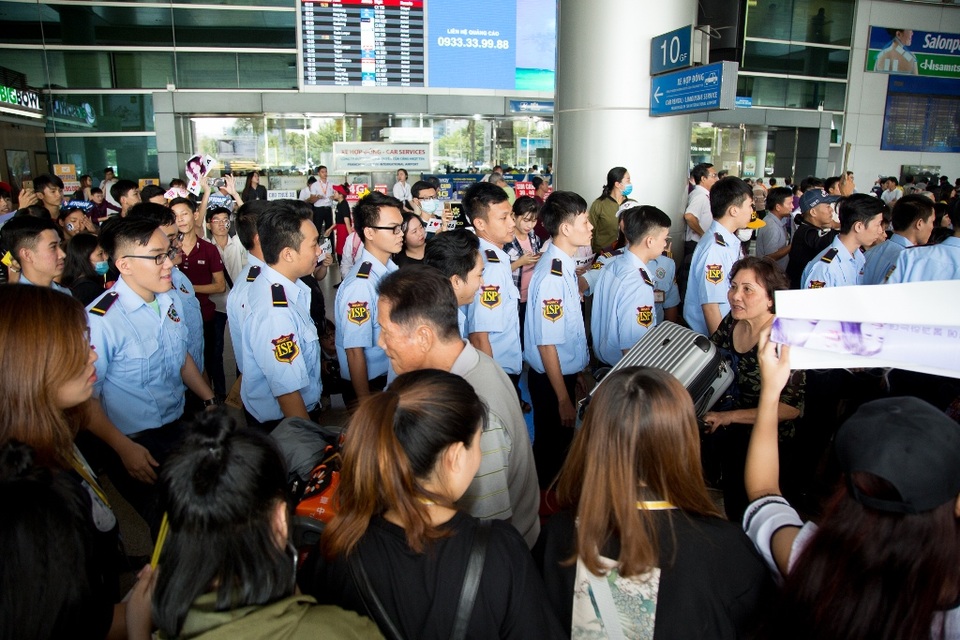 Fan Việt “quá khích” khiến sân bay “hỗn loạn” khi T-ara xuất hiện - 7 Fan Việt “quá khích” khiến sân bay “hỗn loạn” khi T-ara xuất hiện - 7