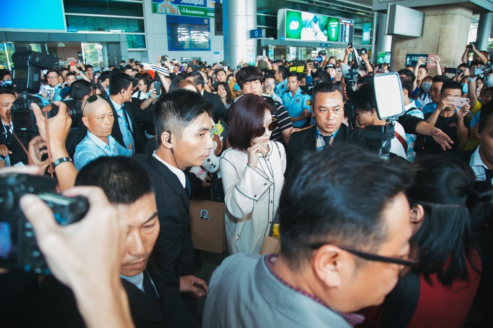 Fan Việt “quá khích” khiến sân bay “hỗn loạn” khi T-ara xuất hiện - 9 Fan Việt “quá khích” khiến sân bay “hỗn loạn” khi T-ara xuất hiện - 9