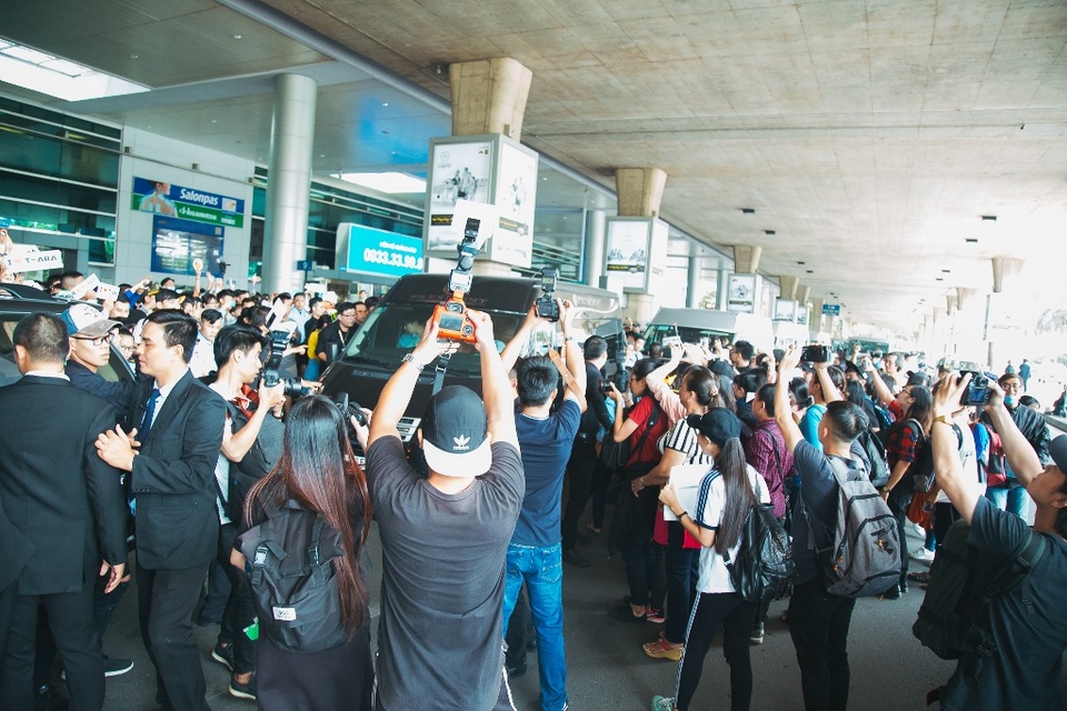 Fan Việt “quá khích” khiến sân bay “hỗn loạn” khi T-ara xuất hiện - 12 Fan Việt “quá khích” khiến sân bay “hỗn loạn” khi T-ara xuất hiện - 12