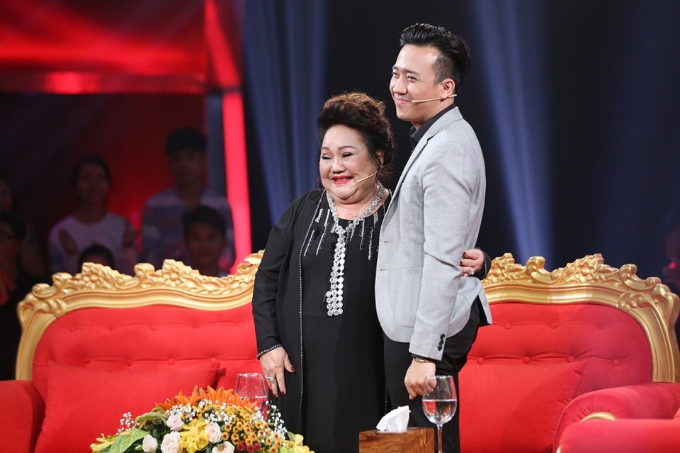 
Thuộc hai thế hệ nghệ sĩ trong showbiz nhưng NSND Ngọc Giàu và Trấn Thành có một mối quan hệ cực kì thân thiết, bà luôn gọi và coi anh như là “con trai” .
