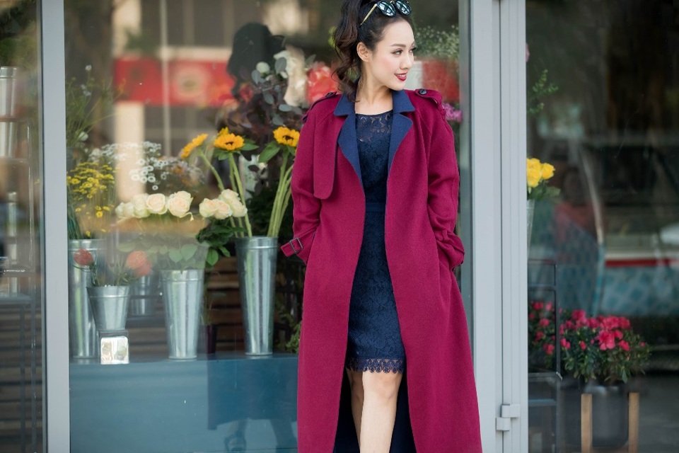 BTV Hoài Anh thay đổi phong cách xinh đẹp, lôi cuốn - 3 Với nhiều khán giả truyền hình ắt hẳn không thể quên sự cố hy hữu khi BTV Hoài Anh phì cười trên sóng. Tuy nhiên sự cố đó lại khiến cô vô cùng đáng yêu so với sự nghiêm túc thường thấy.