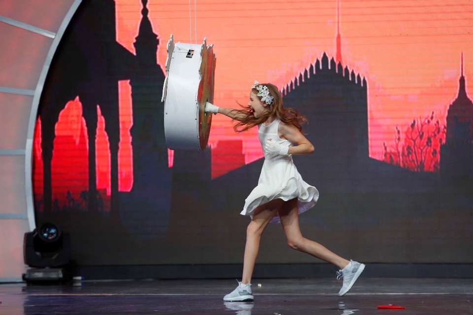 MC Lại Văn Sâm hóa “công chúa” để cô bé người Nga giải cứu - 2 Không giống nhiều bạn gái khác, sở thích của Evnika là phá hủy tất cả mọi thứ. Mong muốn của cô bé là danh sách những đồ vật bị phá hủy càng dài càng tốt. Và mục tiêu cao nhất của cháu là những cây cổ thụ.