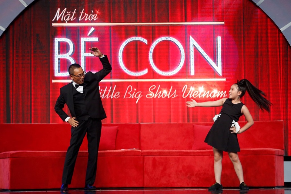 MC Lại Văn Sâm hóa “công chúa” để cô bé người Nga giải cứu - 4 MC Lại Văn Sâm “khởi động” trước khi bắt đầu học nhay hiphop do bé Minh Châu hướng dẫn.