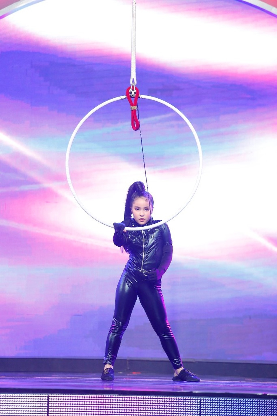 MC Lại Văn Sâm hóa “công chúa” để cô bé người Nga giải cứu - 6 Cuối chương trình, Minh Châu đã kết hợp thể loại nhảy hiphop và đu vòng trên không khiến khán giả và cả vị MC vừa hào hứng nhưng cũng hồi hộp không kém.