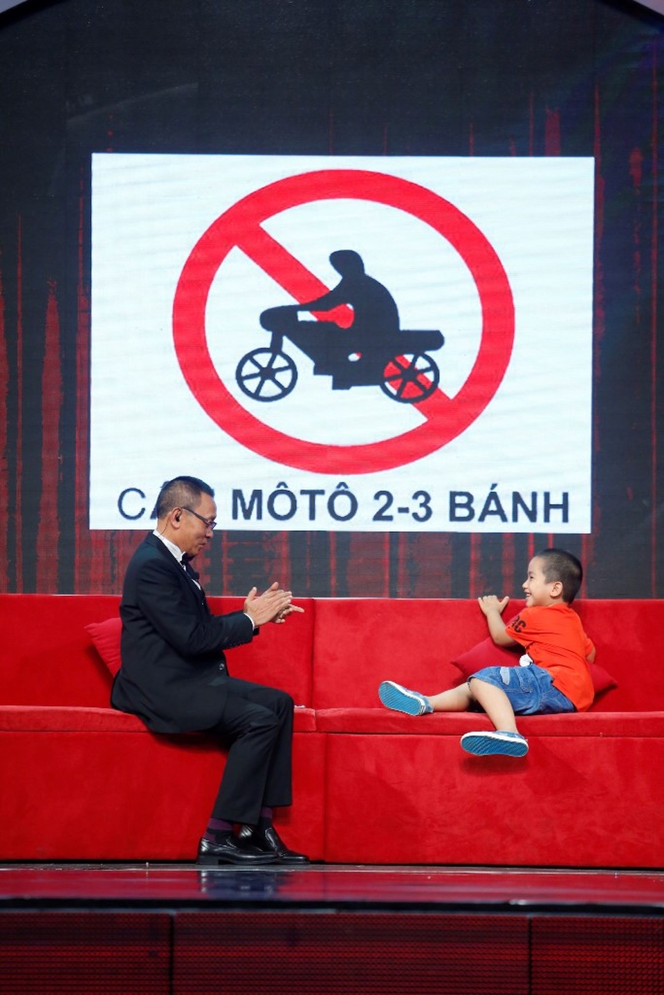 MC Lại Văn Sâm hóa “công chúa” để cô bé người Nga giải cứu - 8 Và cả những biển báo, biển cấm giao thông khiến MC Lại Văn Sâm ngỡ ngàng vì đôi khi người lớn cũng không thể nào nhớ hết và nhớ chính xác đến vậy.