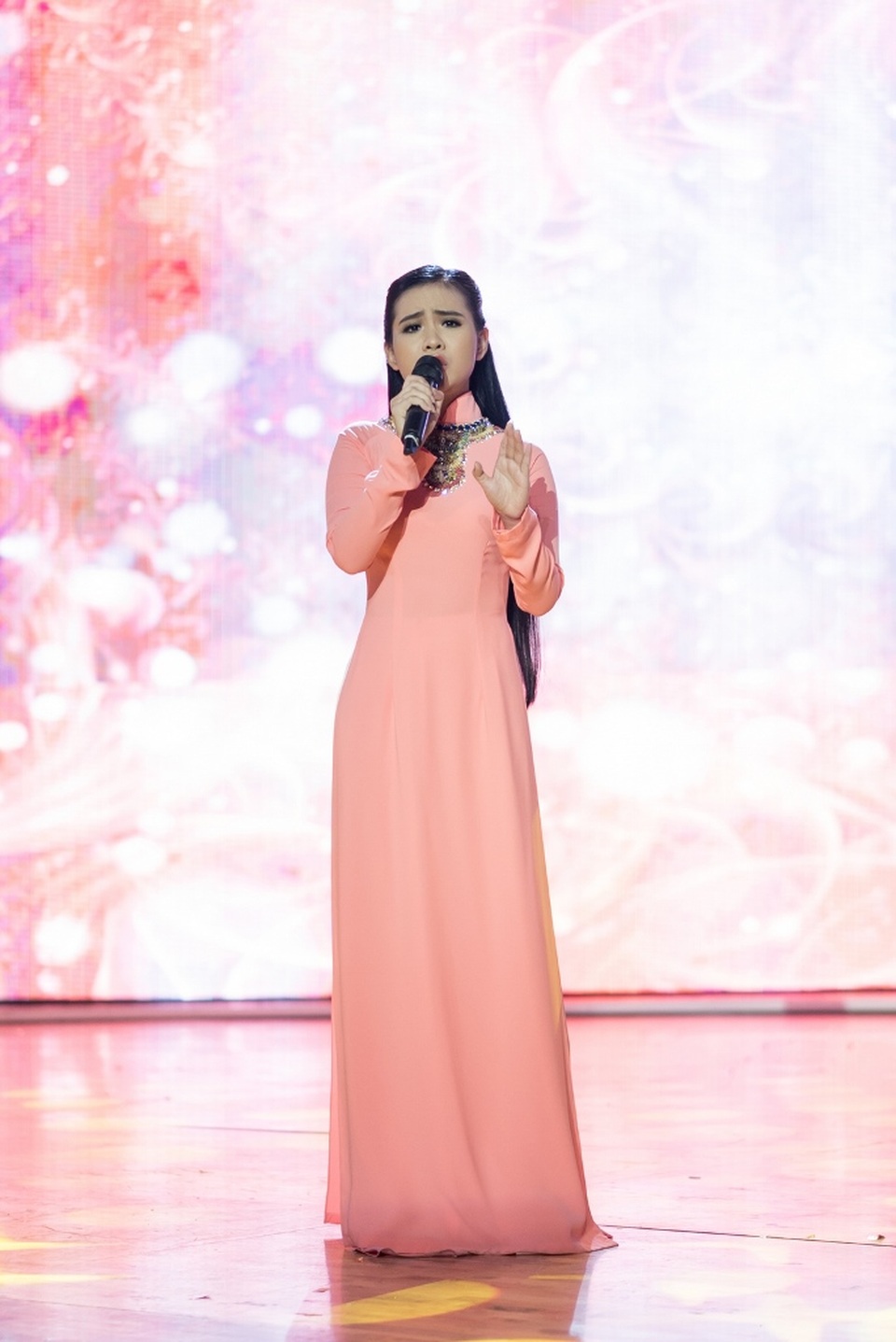 Phi Nhung không ngại khi làm giám khảo cuộc thi ca hát của con gái - 1 Quỳnh Trang còn được biết đến như một hiện tượng trên mạng internet với biệt danh “thiên thần bolero” cũng “trình làng” giọng hát ngọt ngào của mình với ca khúc Chuyện tình không dĩ vãng.