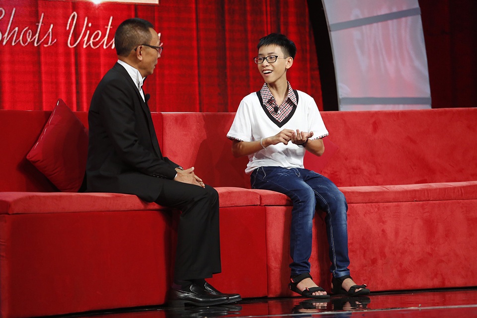 Thái Dương đã có những chia sẻ thú vị rằng em muốn làm bác sĩ nhưng sợ máu, nên đành đổi qua chế tạo thuốc khiến mọi người “ngỡ ngàng.