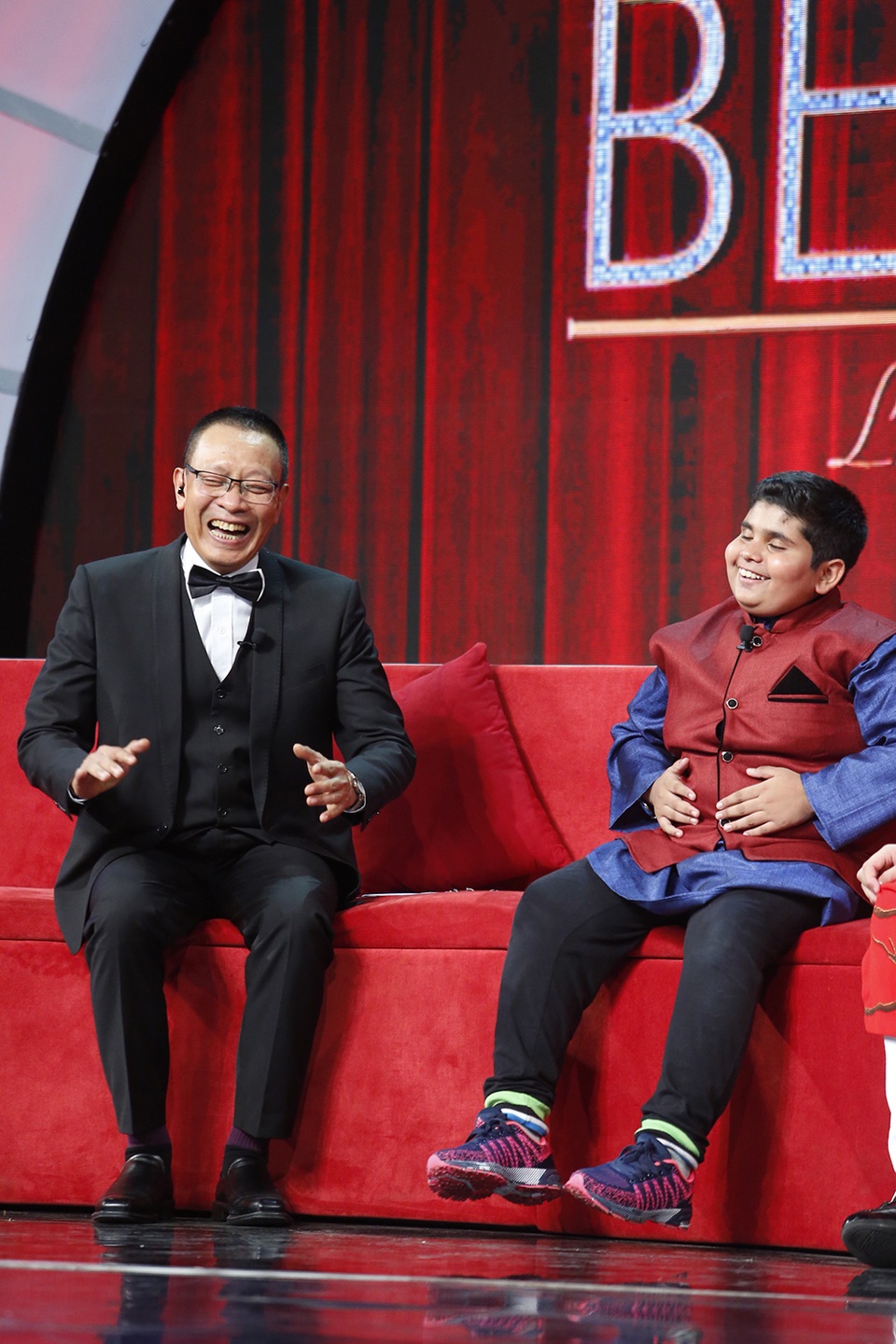 Akshat chia sẻ rằng em bắt đầu học nhảy từ năm 4 tuổi, lúc ấy em chỉ thích ăn và rất là béo nhưng lại muốn nhảy vì muốn chứng tỏ với mọi người rằng ai cũng có thể nhảy, kể cả người “mũm mĩm” như mình. Akshat đã “khoe” rằng em đã “tranh thủ” đi thăm thú một vòng TPHCM và thưởng thức ngay món phở, món ăn nổi tiếng của Việt Nam. Màn trò chuyện hài hước của cậu bé khiến MC Lại Văn Sâm bật cười thích thú.