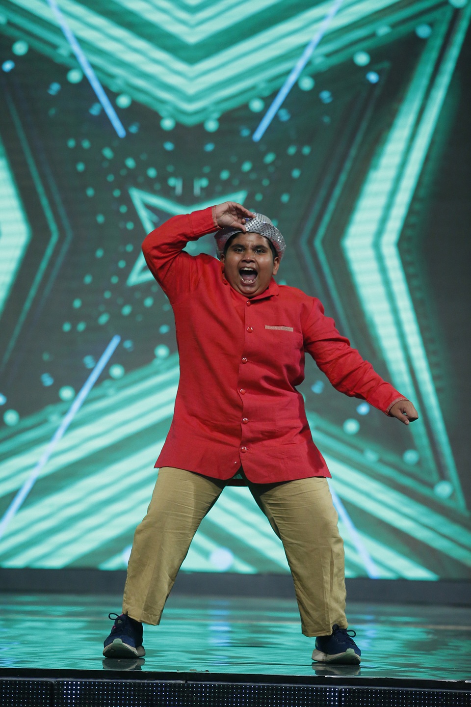 Với phần trình diễn tài năng, Akshat đã làm sân khấu bùng nổ khi trình diễn một tiết mục nhảy. Kết hợp với những bước nhảy điêu luyện và những biểu cảm khuôn mặt đáng yêu, Akshat đã chứng minh được dù bạn là ai thì bạn cũng có thể nhảy được.